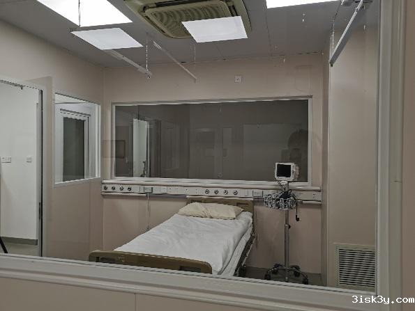 房间里有镜子和洗手台中度可信度描述已自动生成